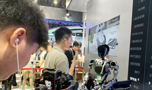 「打卡王」诞生！WAIC 2025 商汤展区人头攒动，机器人互动、AI 体验引爆参观热潮